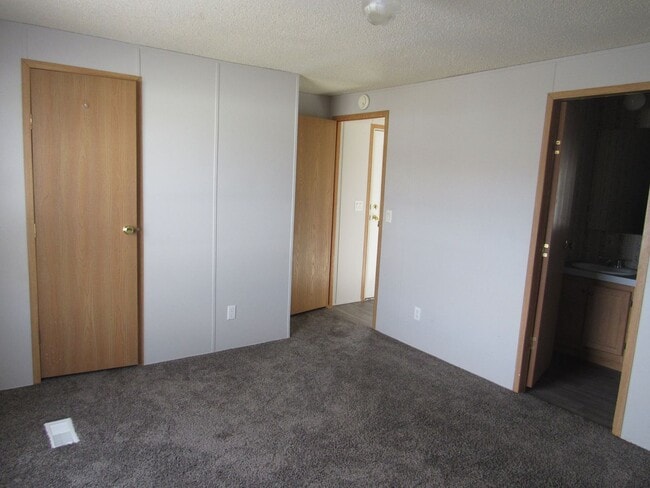 Building Photo - Affordable 3 bedroom 2 bathroom mobile home!