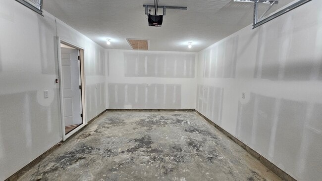 Building Photo - 715 W 8th St