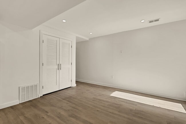 Building Photo - Bright and Spacious Terrace Level 2br in Mt. Pleasant!