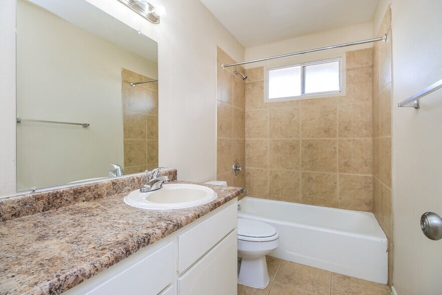 Building Photo - 3039 S Kenneth Pl