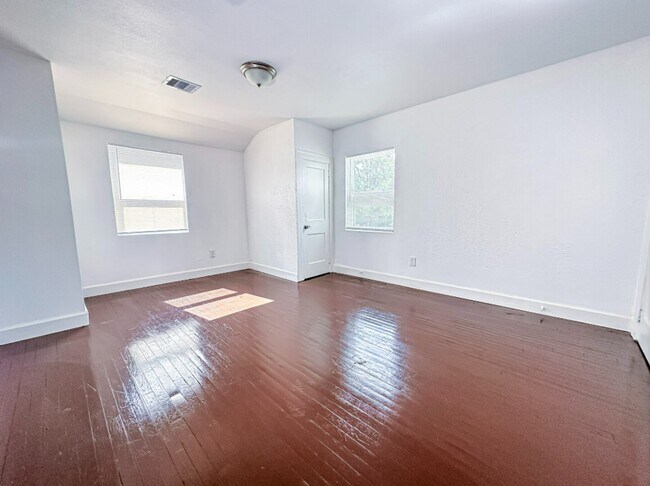 Building Photo - 2555 Pierce St