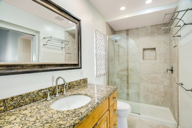 Building Photo - 2 bedroom 2 bathroom condo in Uptown District!