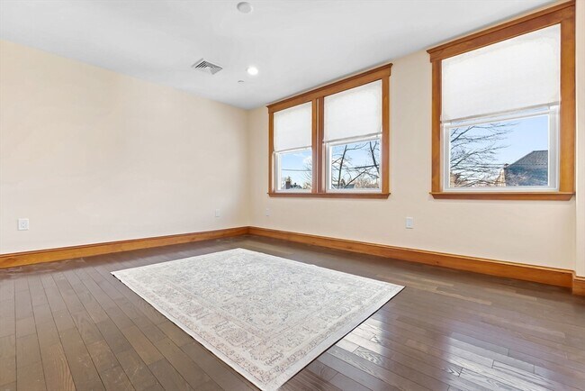 Building Photo - 44 Maple St