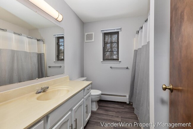 Building Photo - 6556 Bella Vista Dr NE