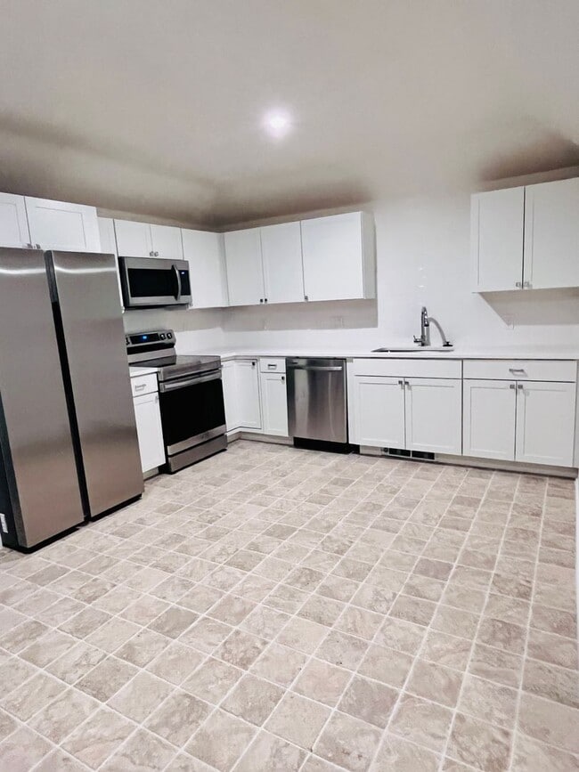 Building Photo - Large renovated 2 bedroom apartment in the...