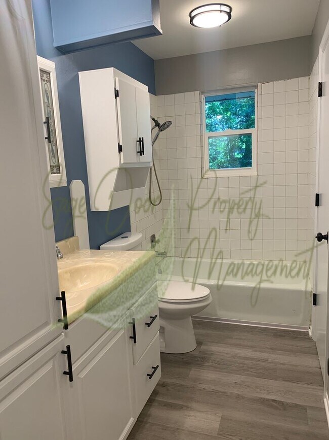 Building Photo - BEAUTIFUL UPDATES!!