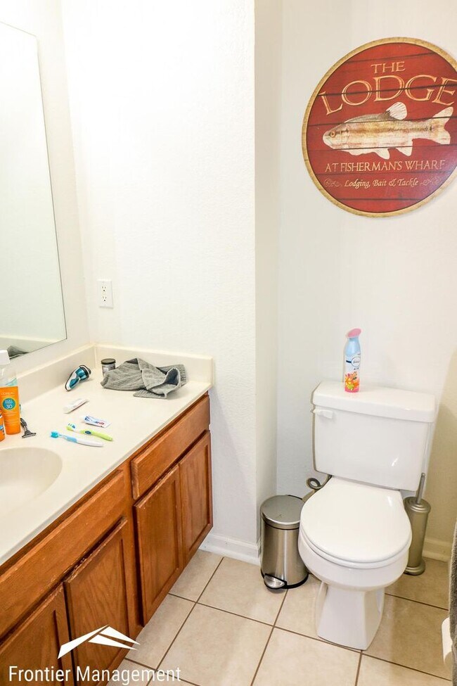 Building Photo - Cozy 3 Bedroom Duplex on the South Side of...