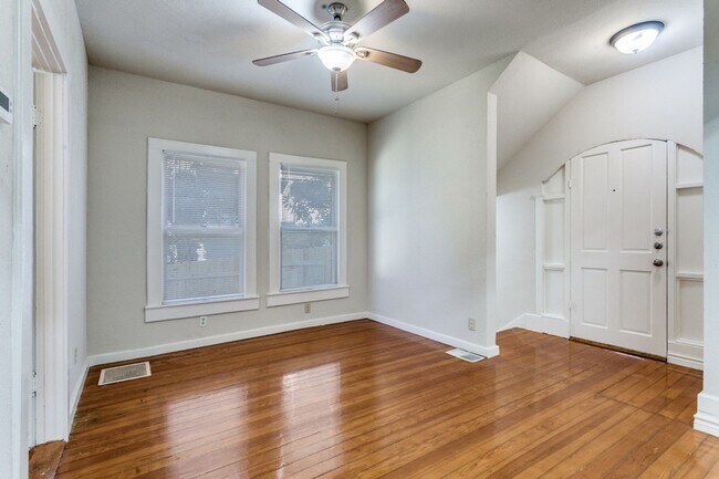 Building Photo - CHARMING VICTORIAN APARTMENT