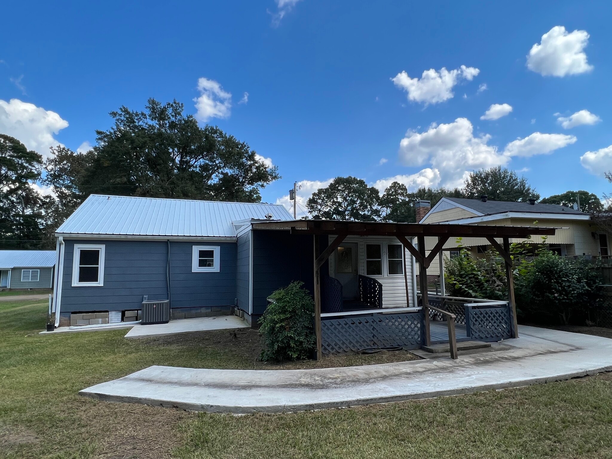 Rear House Covered Patio - 519 Lakeview Ave