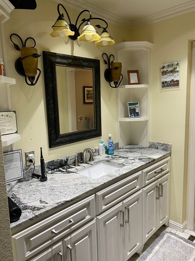 Building Photo - 2505 Miramar Ave