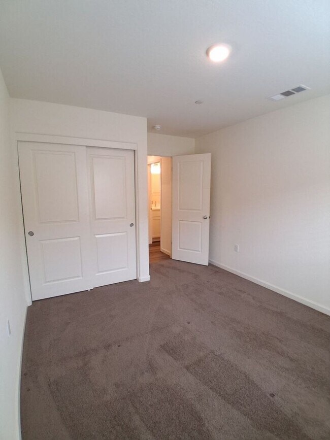 Building Photo - PRICE REDUCTION + MOVE-IN SPECIAL! Beautiful Home in Madera!
