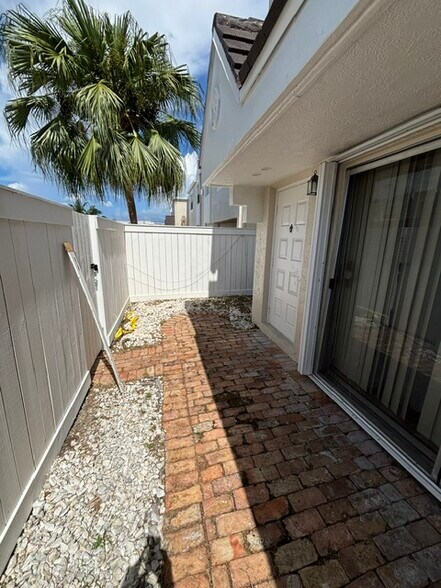 Building Photo - 6850 SW 45th Ln