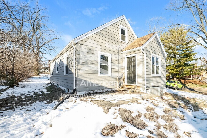 Building Photo - 4204 Sylvan Dr