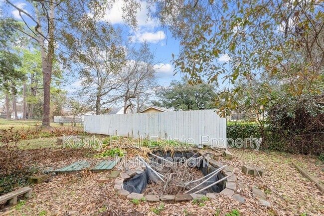 Building Photo - 137 Amber St