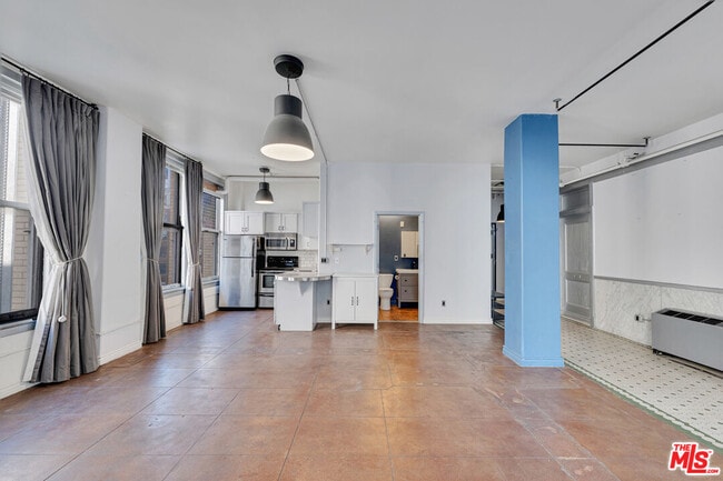 Building Photo - 215 W 7th St