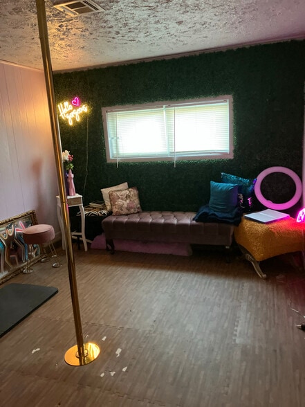 Building Photo - 424 S 69th E Ave