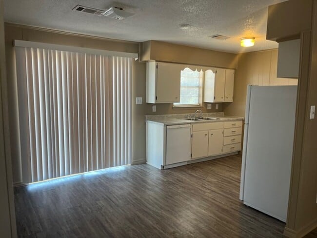 Building Photo - Welcome to your dream home in Russellville...