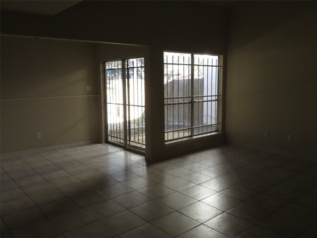 Building Photo - 4527 Terrace Manor Dr