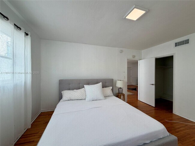 Building Photo - 1135 101st St