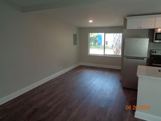 Building Photo - Daytona Beachside Newly Renovated Studio U...