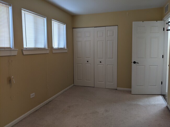 Second bedroom and closet - 6127 S Woodlawn Ave
