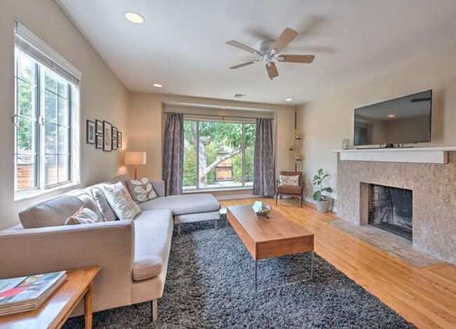 Building Photo - Beautifully Remodeled Home in Fantastic Westside Village/Palms location