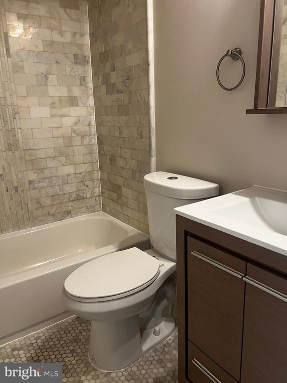 Building Photo - 924 19th St NE