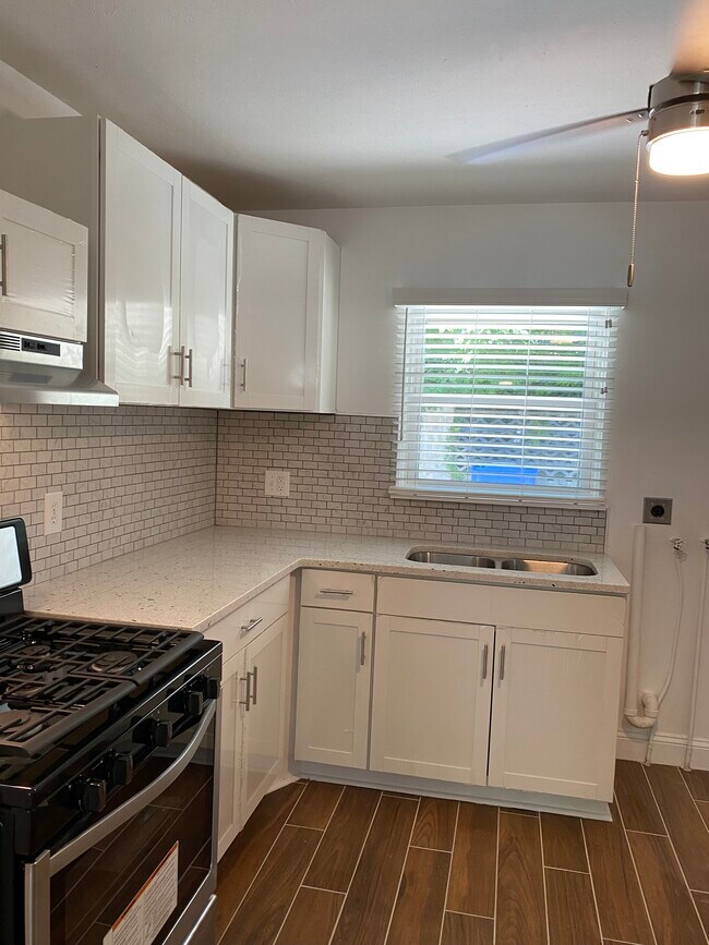 Building Photo - 6 Dogwood Ct