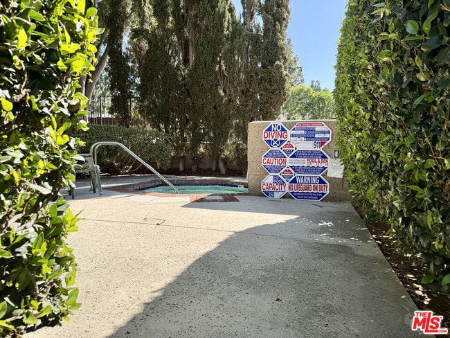 Building Photo - 1348 E Hillcrest Dr