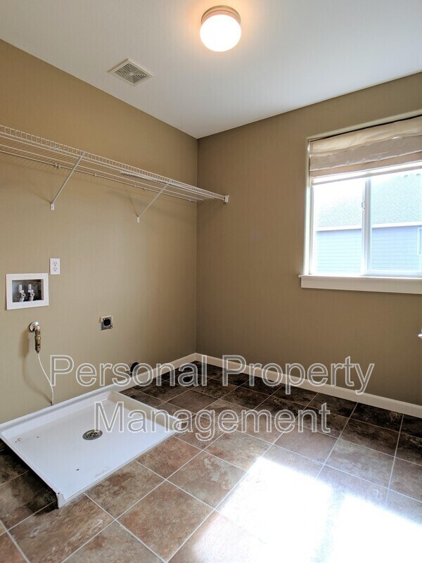 Building Photo - 10405 NE 98th Ave
