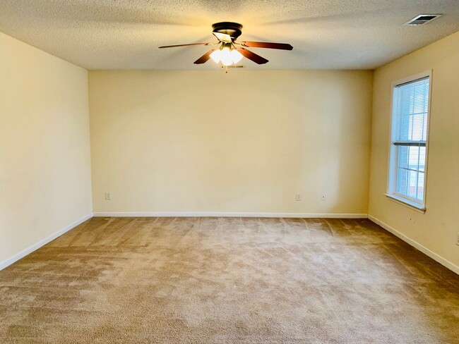 Building Photo - Home Available in Chartwell Estates
