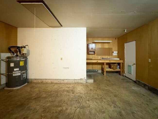 Building Photo - 2083 Amirante St