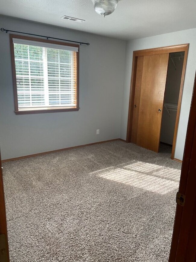 Building Photo - Quiet Peaceful 3 bedroom 2 bath Single Level home located in Central Point