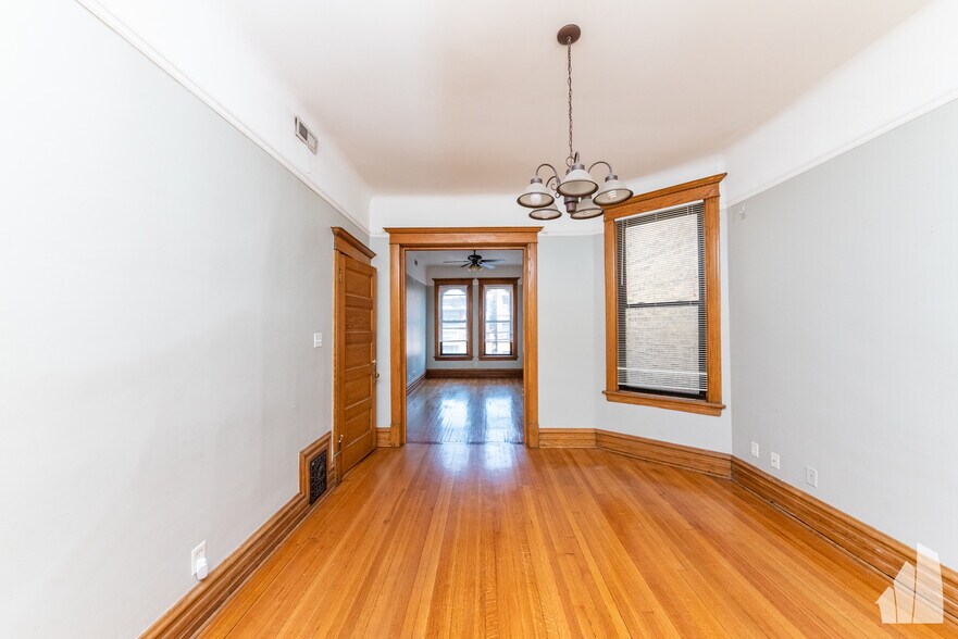 Building Photo - 907 W Addison St