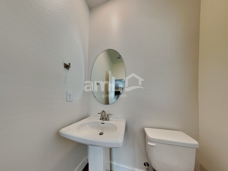 Building Photo - 33013 Lookout Ln