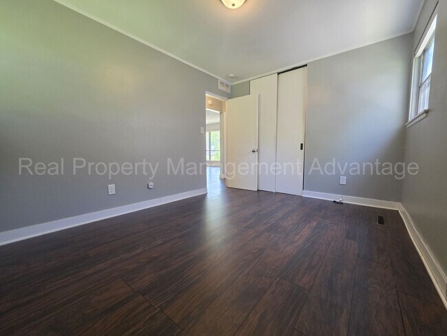 Building Photo - Updates Everywhere! 2/3 Bedrooms in Oak Park