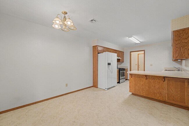 Building Photo - Welcome to this charming 2-bedroom, 2-bathroom home