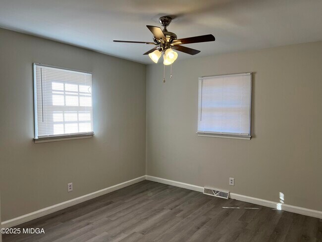 Building Photo - 4075 Meadowbrook Dr