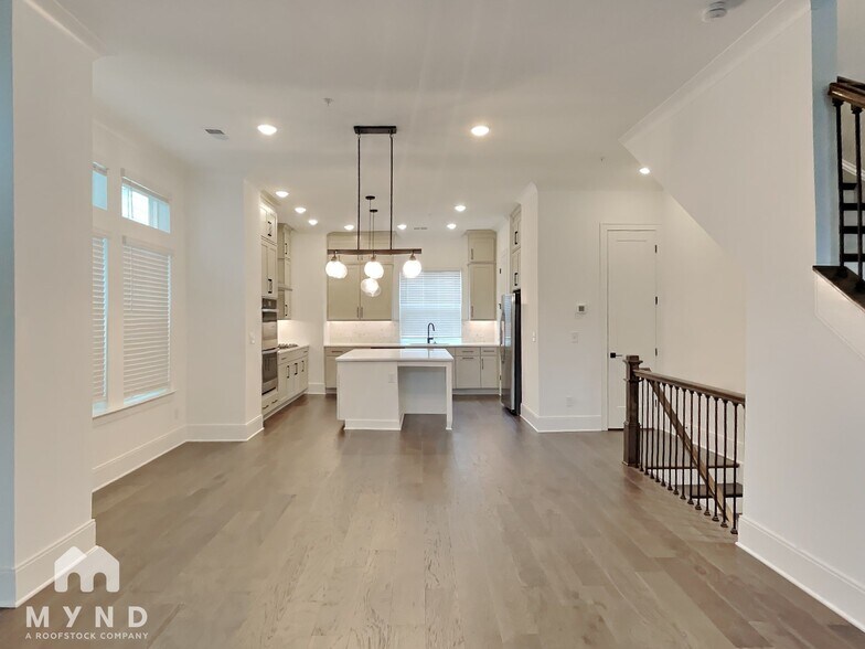 Building Photo - 828 S Columbia Dr