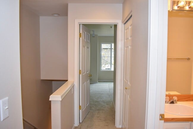 Building Photo - Gorgeous 2br/2.5ba Townhouse in Desirable ...