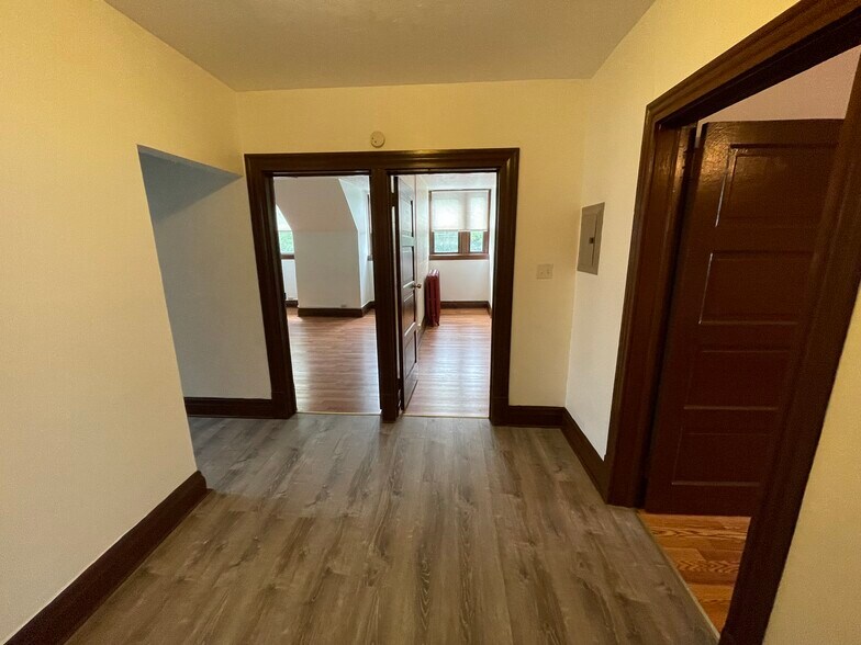 Entry - 341 S Aiken Ave