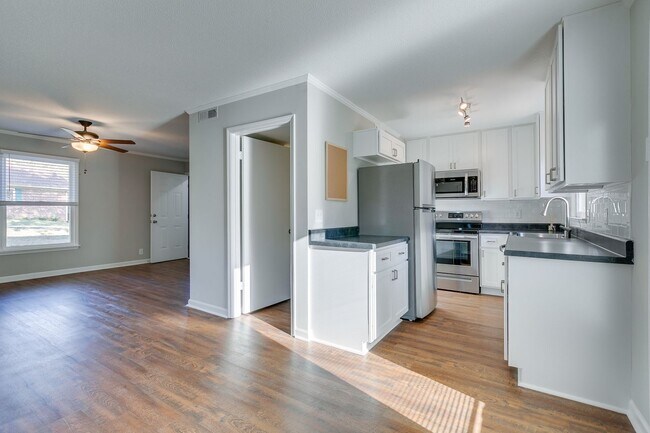 Building Photo - Beautifully Renovated Two Bedroom Duplex – Columbia, TN!