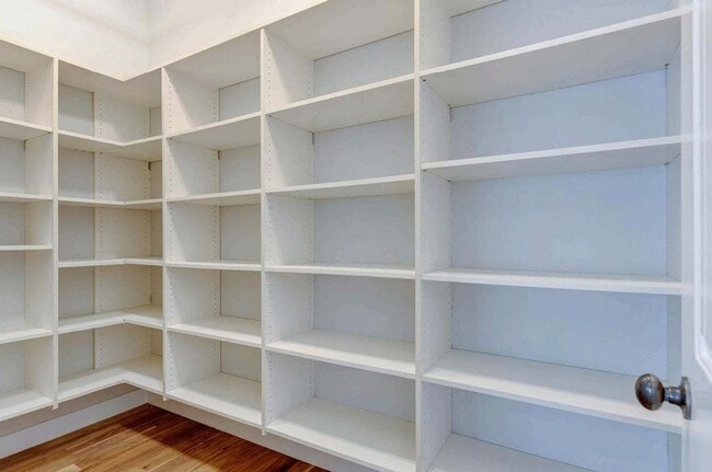 Building Photo - Beautiful home perfect for entertaining