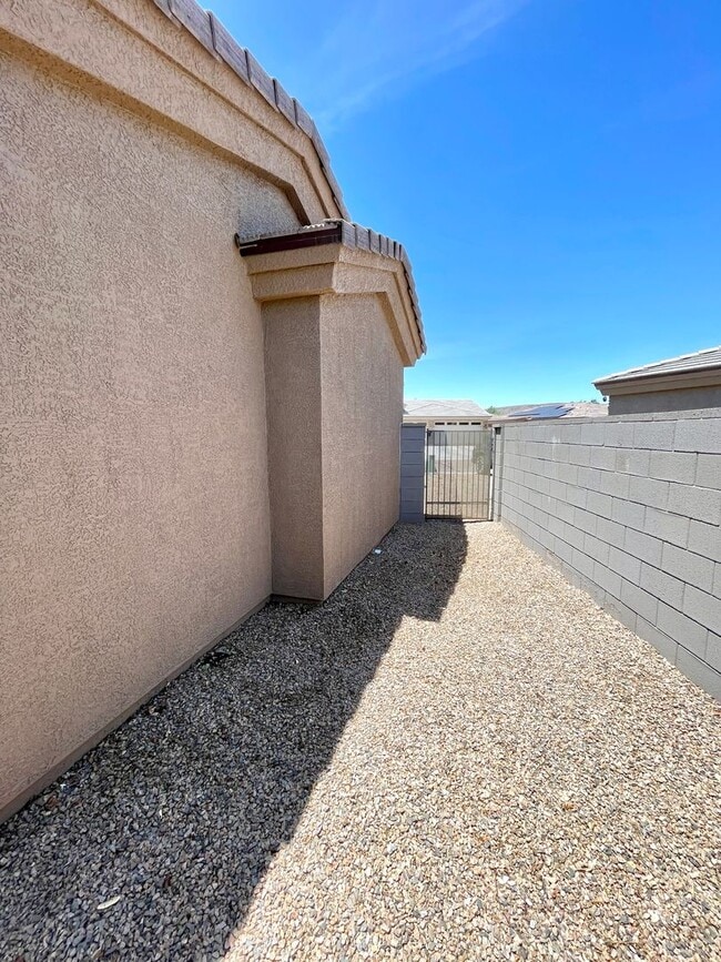 Building Photo - Beautiful 3 Bedroom Home in Central Kingman!
