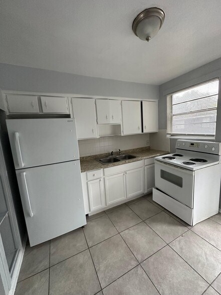 Building Photo - 2026 Palafox St