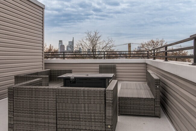 Building Photo - 2435 Master St