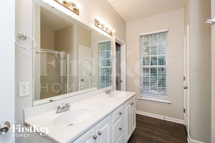 Building Photo - 708 Hawthorn Ridge Dr