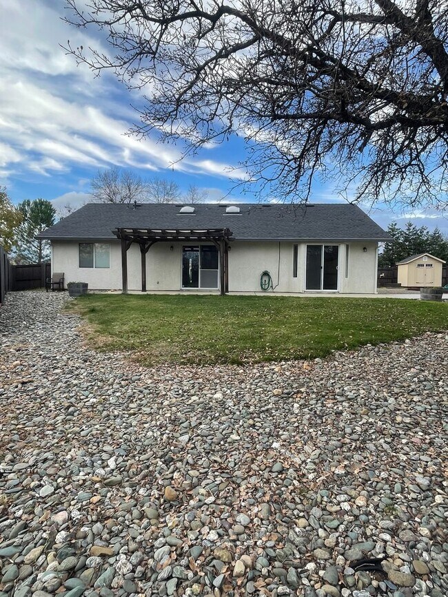 Building Photo - 3 BED 2 BATH HOUSE WITH FENCED BACKYARD IN THE COUNTRY HEIGHTS SUBDIVISION