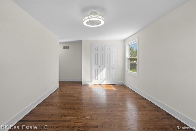 Building Photo - 30728 W 14 Mile Rd