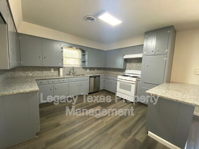 Building Photo - 211 S Nolan River Rd